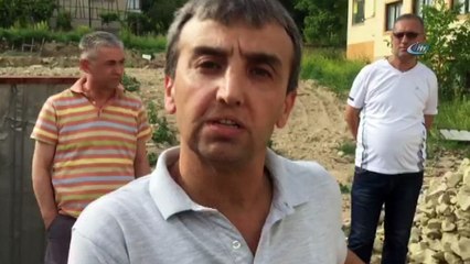 Site girişine dökülen hafriyat nedeniyle araçlar mahsur kaldı