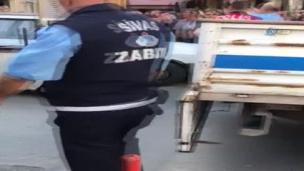 Seyyar Satıcı, Zabıta Aracının Altına Girdi