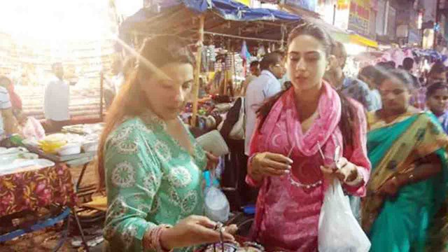 Simmba : Sara Ali Khan ने Amrita Singh के साथ की Hyderabad में Street Shopping | BoldSky