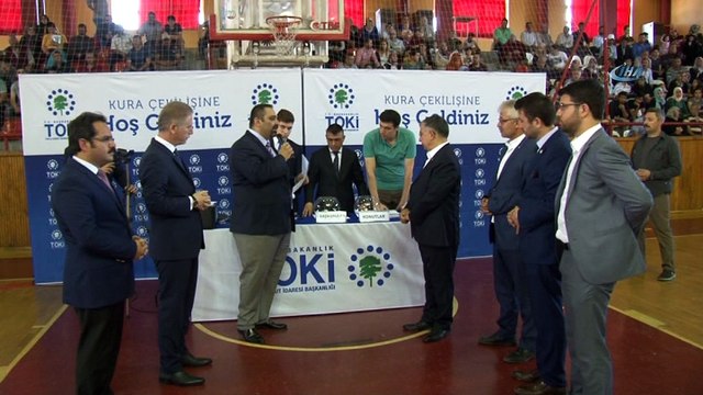 Sivas'ta TOKİ konutlarının kuraları çekildi