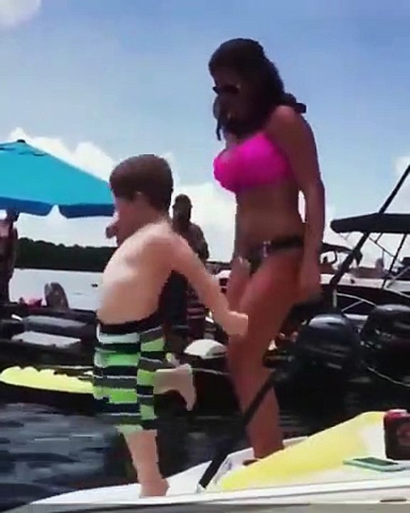 Ce gamin qui danse est comme un fou... Tellement drôle