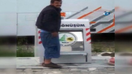 Katı atık toplamak için çöp konteynerine girdi