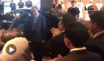 Скачать видео: Video: Orang Jepun beri penghormatan kepada Dr M, Siti Hasmah