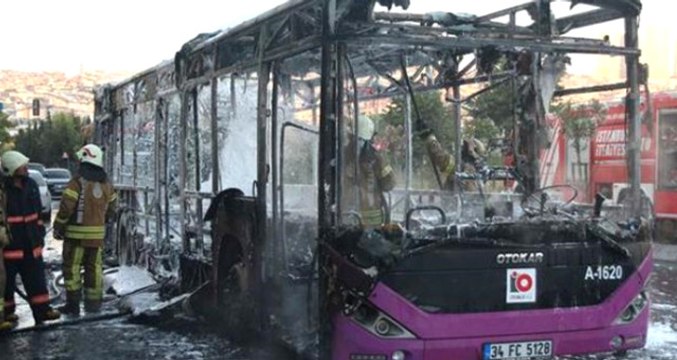 Gaziosmanpaşa'da Alev Alev Yanan Halk Otobüsünden Çıkan Motosiklet, Ekipleri Şoke Etti!