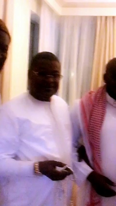 Mbaye Pekh en compagnie des frères Ndiaye prie pour la victoire de Macky depuis la Mecque