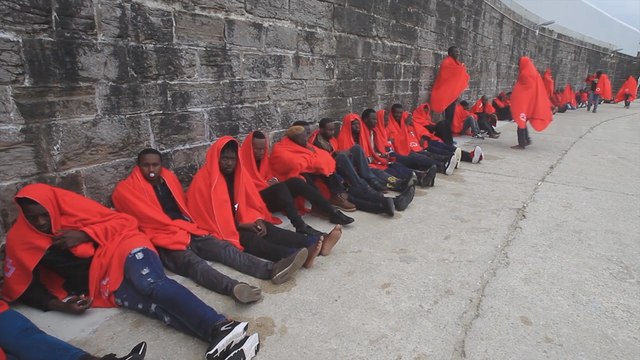 En hinchables y a remo, 66 inmigrantes intentaban cruzar El Estrecho