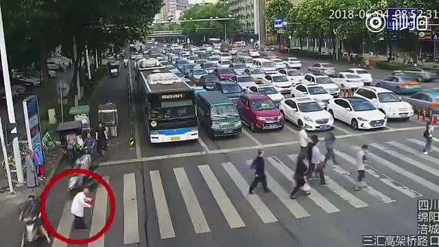 Polícia coloca idoso às costas para o ajudar a atravessar uma movimentada estrada