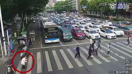 Polícia coloca idoso às costas para o ajudar a atravessar uma movimentada estrada