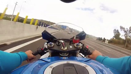 Un motard roule comme un fou sur l’autoroute au Portugal.