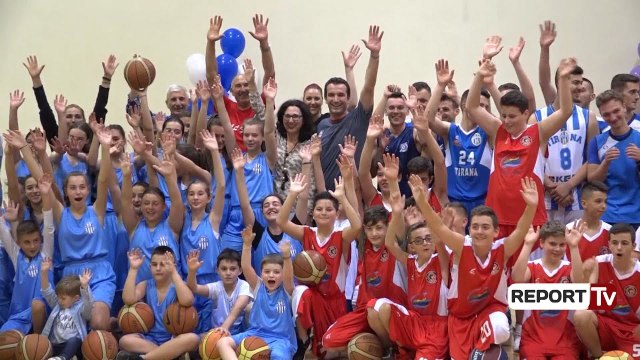 Report Tv - Palestra e shkollës “Qemal Stafa” hap dyert për të rinjtë e Njësisë 10