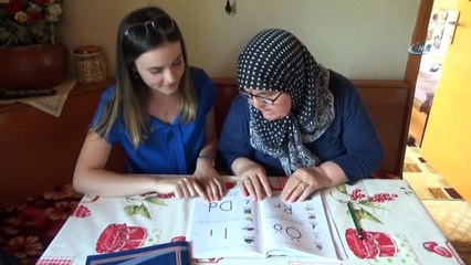 4 çocuk 9 torun sahibi kadın, okuma yazmayı evinde öğreniyor