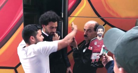 Selfie Çekmek İsteyen Heyecanlı Taraftar, Az Kalsın Salah'ı Yeniden Sakatlıyordu