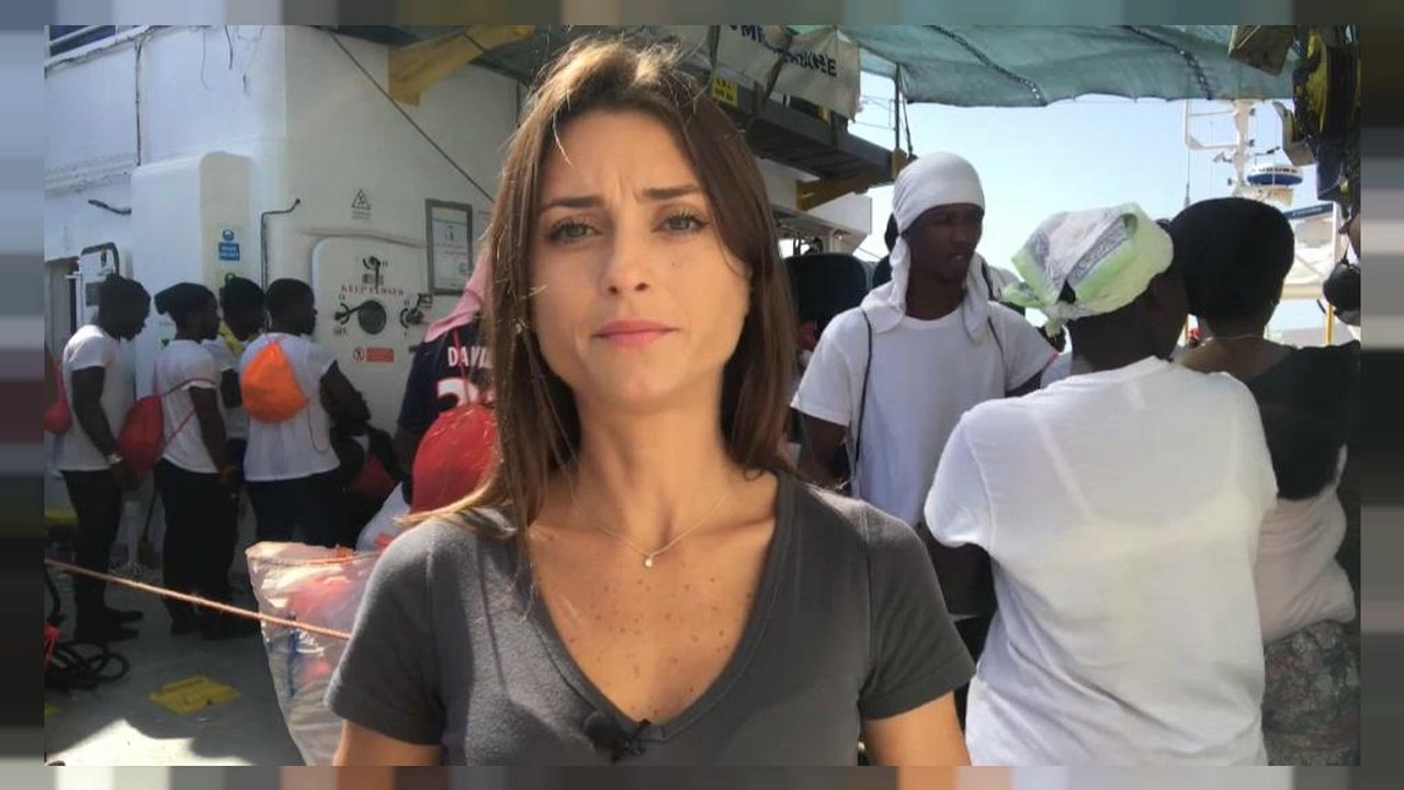 Primeros traslados del Aquarius a barcos italianos.