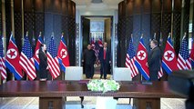 Apretón de manos histórico entre Trump y Kim