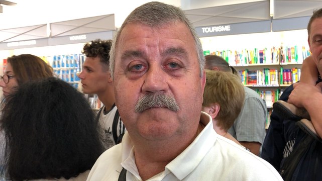 François Hollande en dédicace à La Roche-sur-Yon