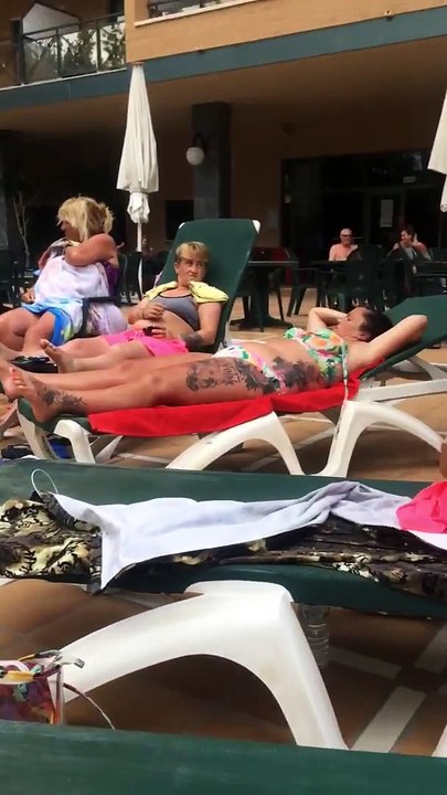 Poussée dans la piscine encore sur son transat !