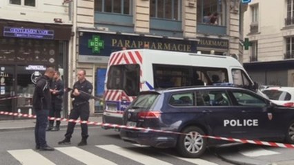 Un hombre retiene a al menos dos personas en el centro de París