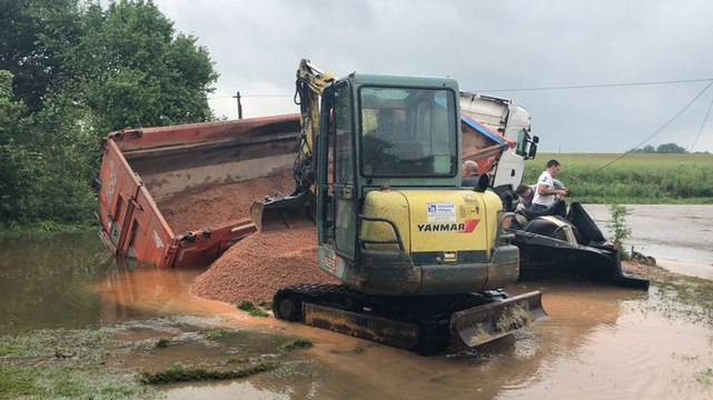 Devant la carrière de Boitron, un camion s’est couché