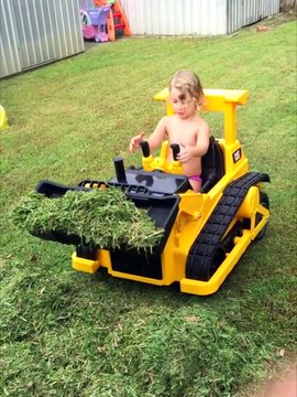 Ce papa rend les corvées de jardinage beaucoup plus marrantes pour sa fille...