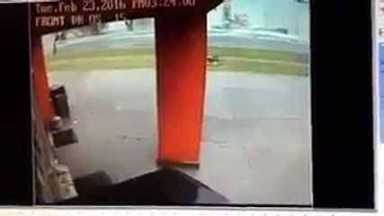 Download Video: Une femme vient se cacher derrière un distributeur pour échapper à une tornade