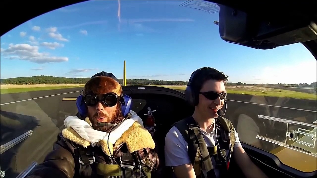 Ce pilote de haute voltige s'amuse à faire peur à ses amis