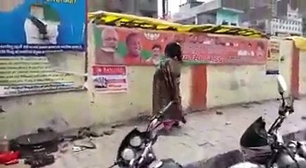 नरेंद्र मोदी और योगी जी को चप्पल से पिट रही है ये पागल