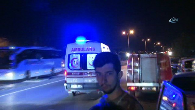 Karşı şeride uçan otomobil minibüse çarparak takla attı: 3 yaralı
