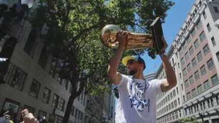 Warriors se dan otro baño de multitudes para celebrar tercer título NBA