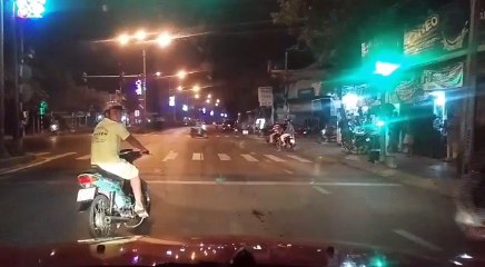 Tài xế ôtô bị nam thanh niên chặn đầu gây sự suốt đoạn đường dài