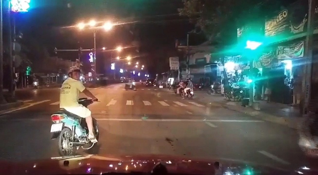 Tài xế ôtô bị nam thanh niên chặn đầu gây sự suốt đoạn đường dài