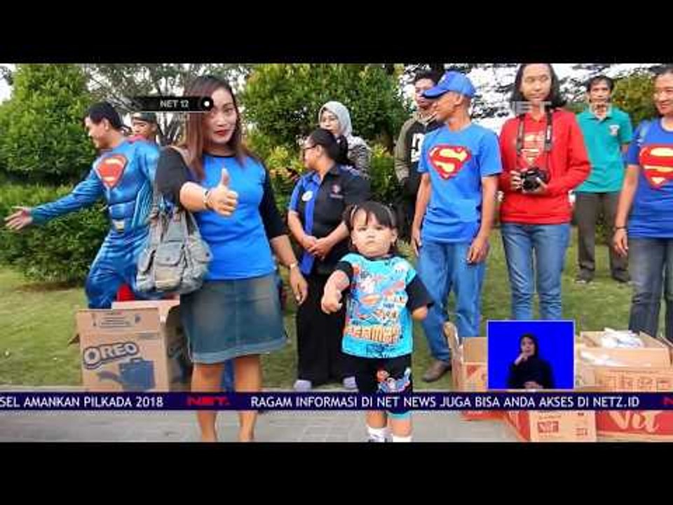 Puluhan Orang Berkostum Superman Bagi Bagi Takjil Kepada Pemudik - NET 12