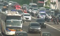 Arus Lalu Lintas di Tol Jakarta-Cikampek Padat