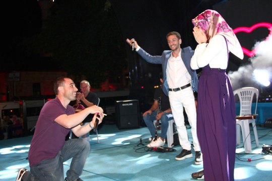 Afrin'de Görevli Askerden Sahnede Evlenme Teklifi