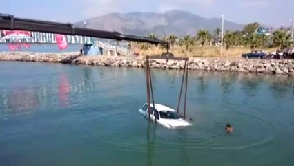 Çaya Uçan Aracın Sürücüsü Camı Kırarak Hayatını Kurtardı