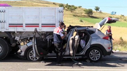 Otomobil tırın altına girdi: 2 ölü, 5 yaralı