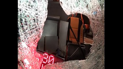 Hareket halindeki yolcu otobüsüne kaya parçası fırlattılar