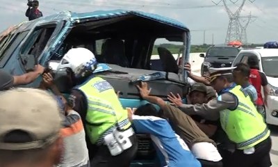 Pecah Ban, Minibus Terguling di "Exit" Tol Pejagang-Pemalang