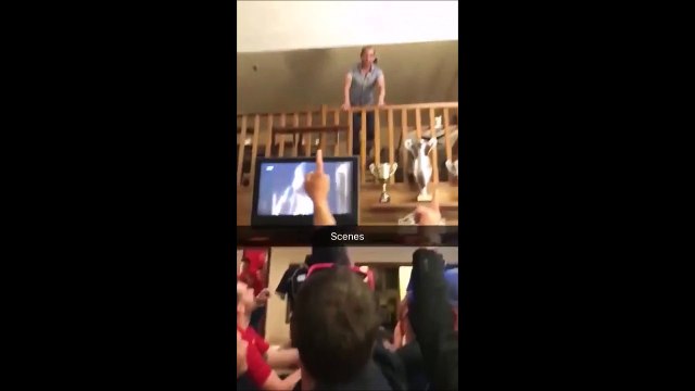 Ce taré saute sur ses potes depuis le balcon du bar