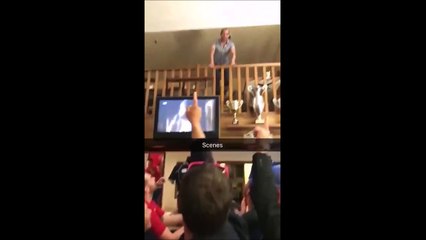 Ce taré saute sur ses potes depuis le balcon du bar