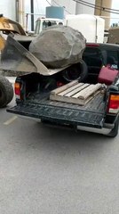 Ces débiles chargent un rocher énorme dans un pick-up