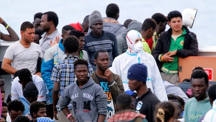 Almost a thousand migrants land in Sicily