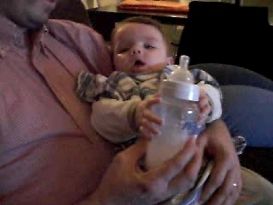 Justin boit tout seul