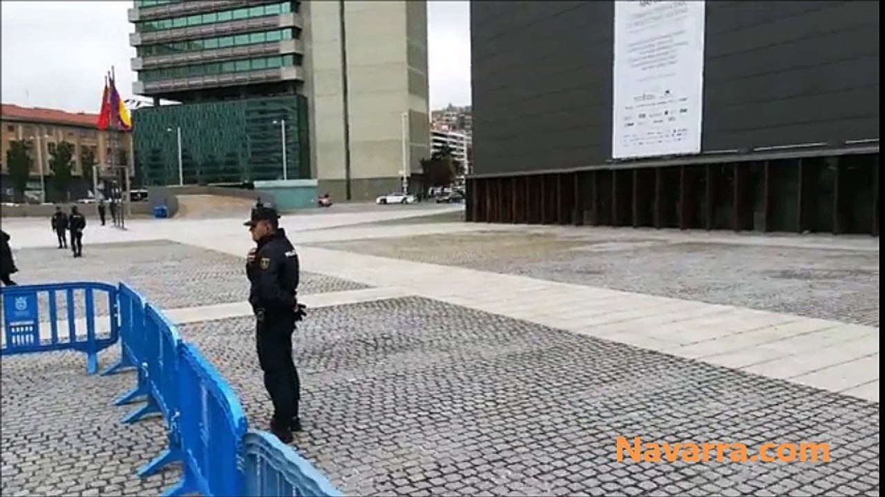 La alcaldesa de Madrid, Manuela Carmena, llega andando a Baluarte tan solo unos segundos antes de la entrada del Rey Felipe VI