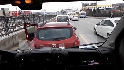 Trafikte makas atanı dövdüler