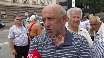 Ora News - Minatorët këmbëkryq para Kryeministrisë për statusin, Rama në Durrës