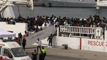Barco com migrantes atraca no porto de Catânia