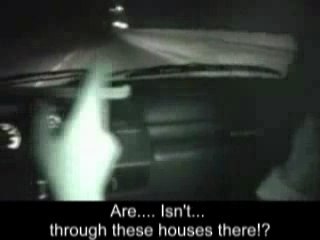 Dame blanche sur une route de campagne