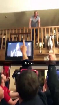 Il saute sur ses potes depuis le balcon d’un bar