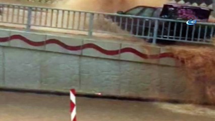 Sel sularına kapılan kişi böyle sürüklendi