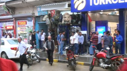 Dolu ve sağanak yağış bayram alışverişine çıkanları vurdu